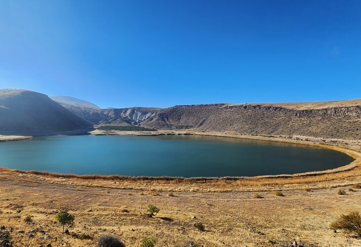 Kapadokya Narlıgöl Krater Gölü’nün sonbaharda sararmış bitki örtüsüyle çevrili etkileyici manzarası